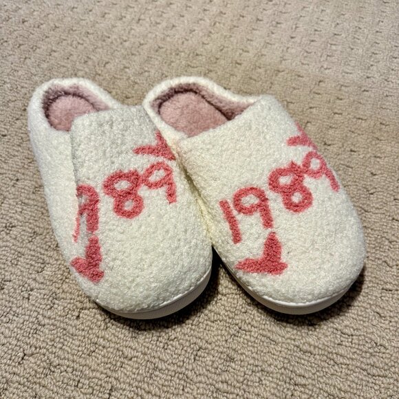 New Taylor Swift 1989 Pink Cream Slippers Size 8-9 - Picture 1 of 2